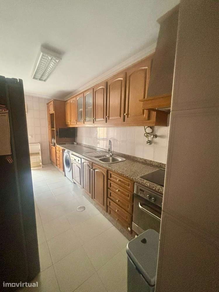 Apartamento T4 com 3 casas de banho e garagem - Grande imagem: 4/17