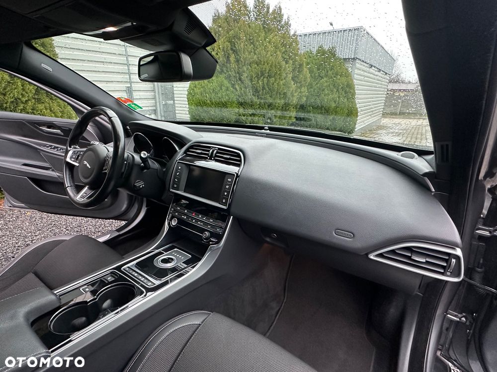 Jaguar XE 20d R-Sport - 14