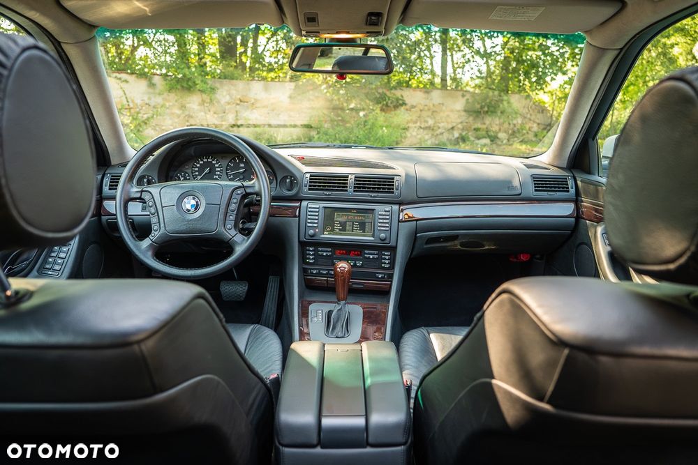 BMW Seria 7 735i - 36