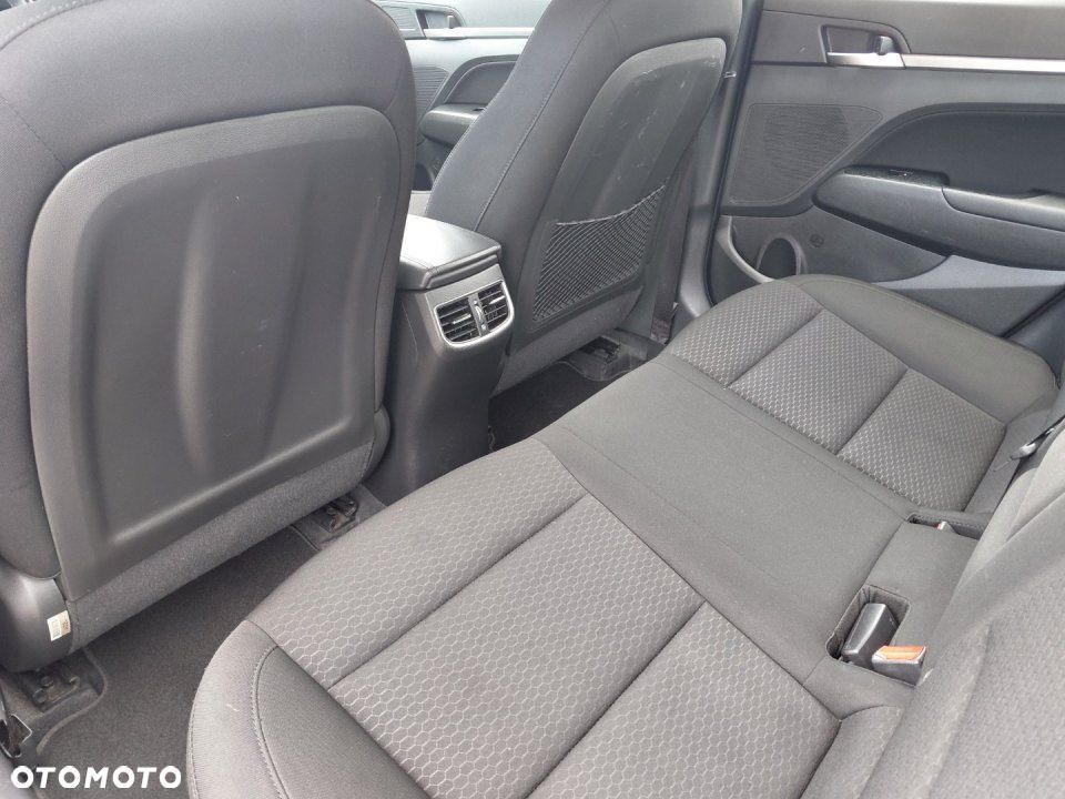 Hyundai Elantra - 12