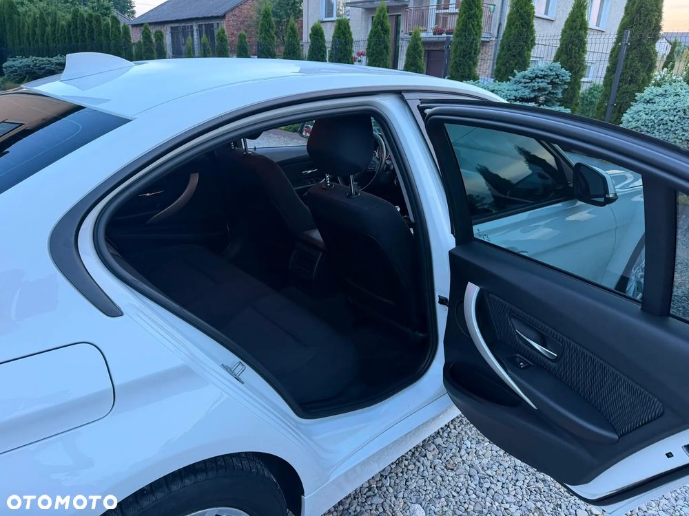 BMW Seria 3 318i Advantage - 24