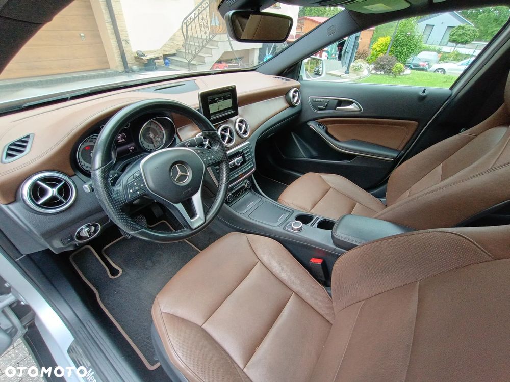 Mercedes-Benz GLA 250 4Matic 7G-DCT - 21