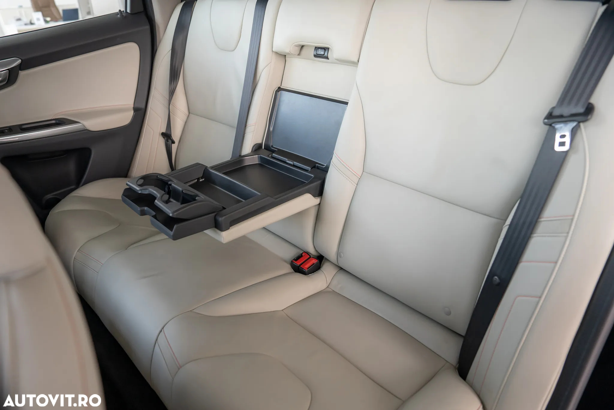 Volvo XC 60 D4 AWD Geartronic Ocean Race - 25