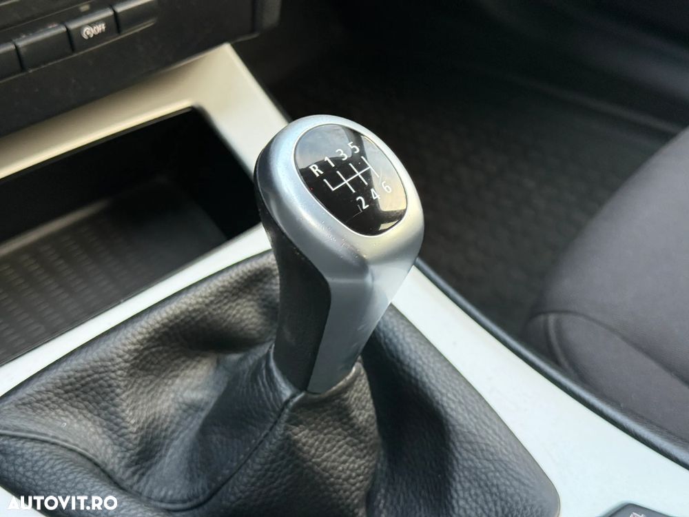 BMW Seria 3 318d DPF Touring Edition Exclusive - 12