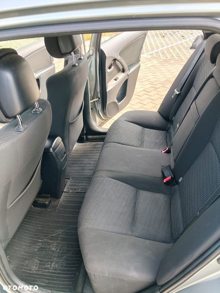 Toyota Avensis 2.0 D-4D - 12