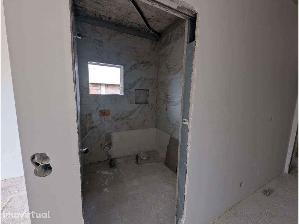 Conforto e Qualidade de Vida numa Moradia T3 nos Redondos Fernão Ferro - Grande imagem: 3/16