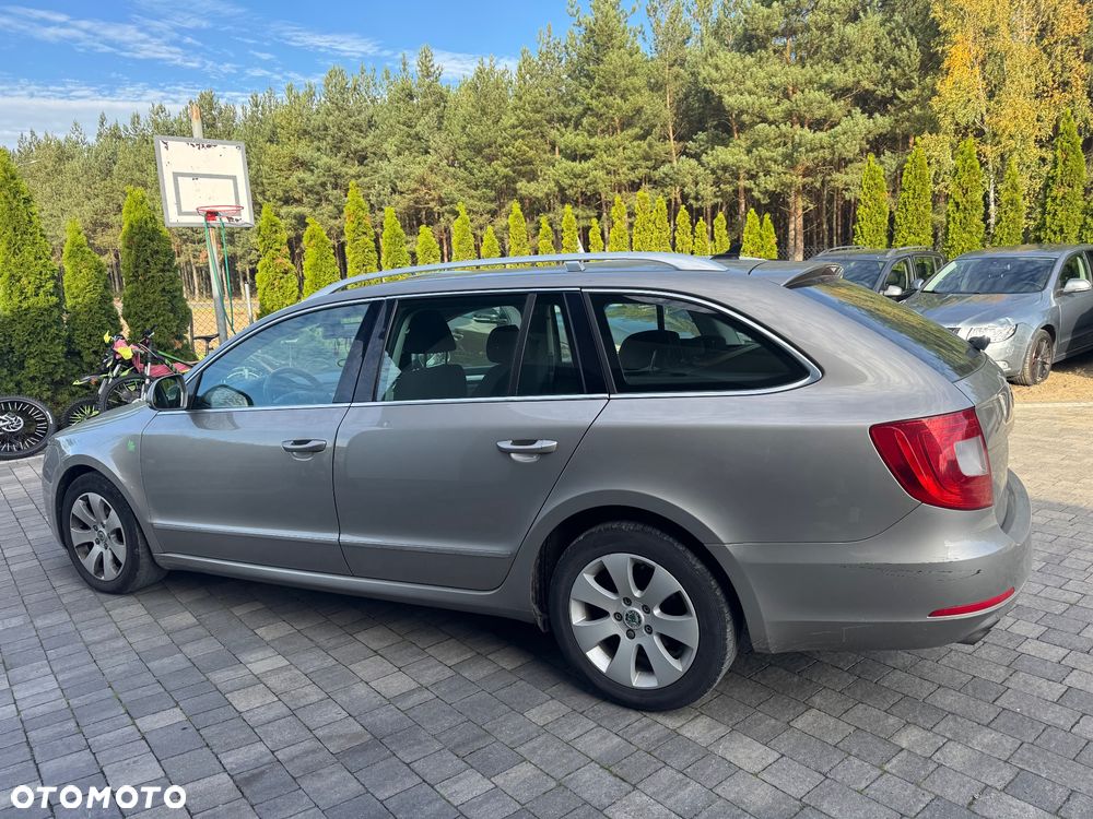 Skoda Superb 2011 photo 4