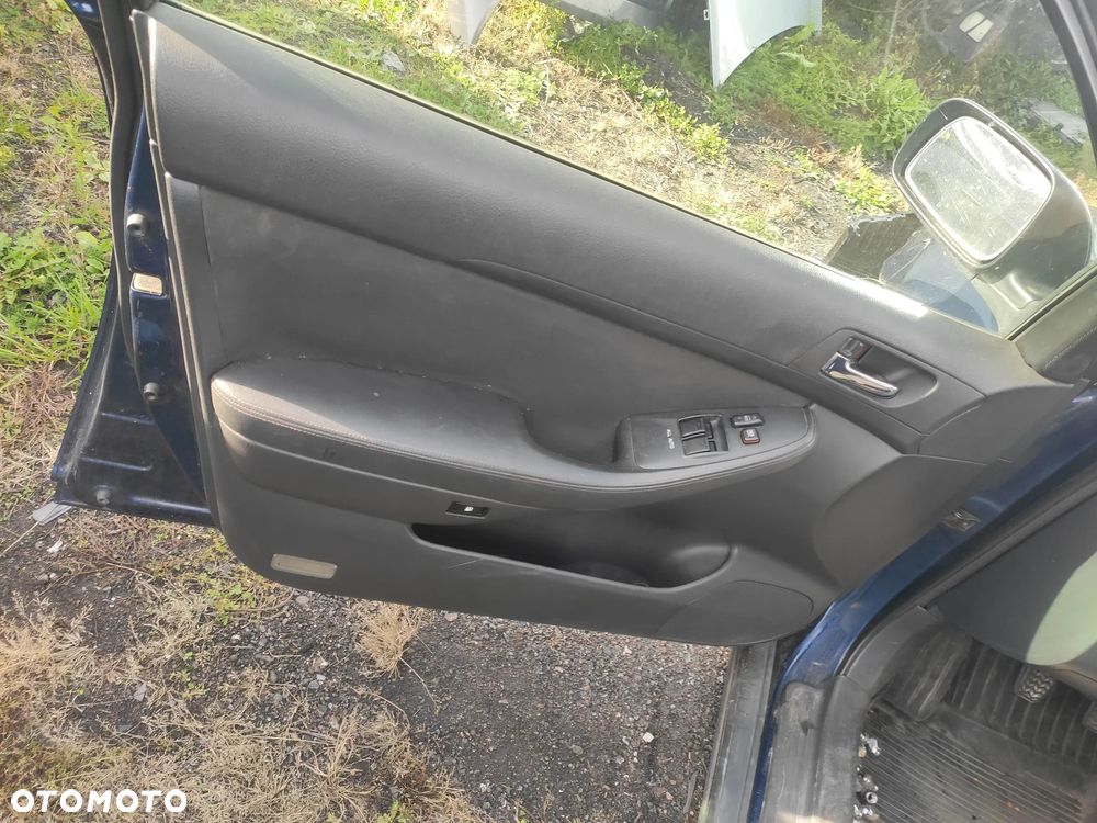 Toyota Avensis t25 kombi 1.8 16v na części - 11