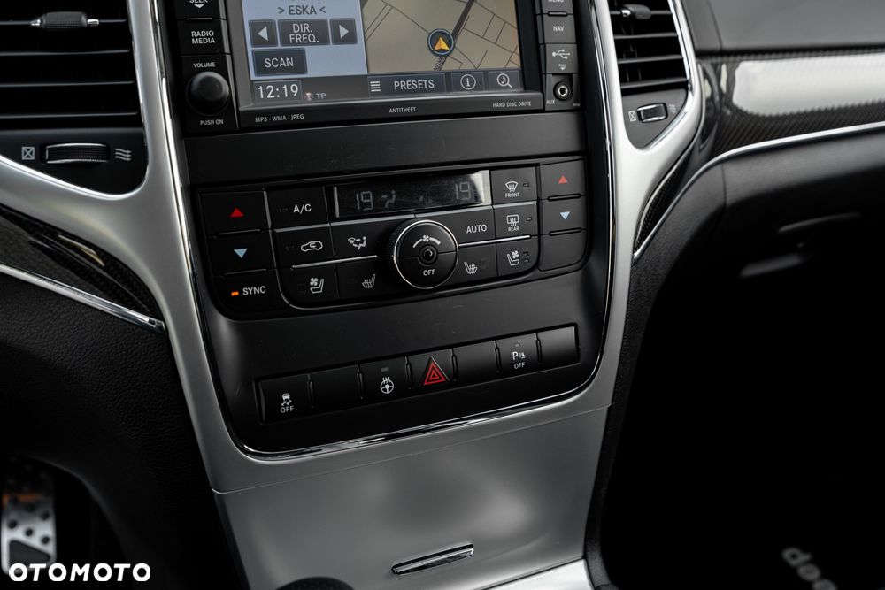 Jeep Grand Cherokee SRT8 - 32