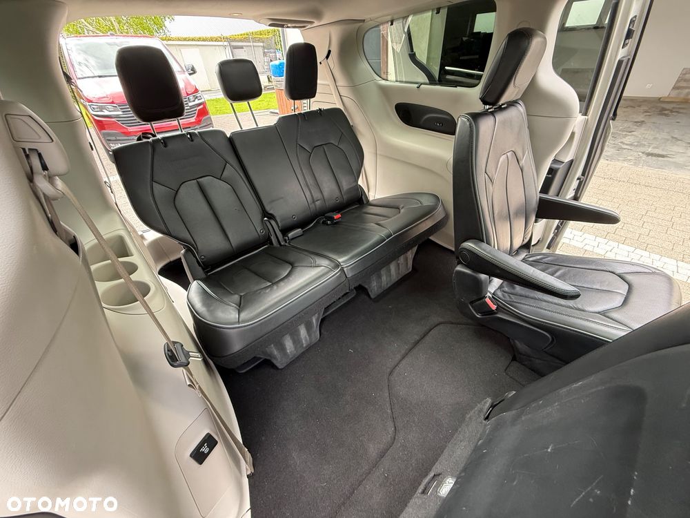 Chrysler Pacifica - 12