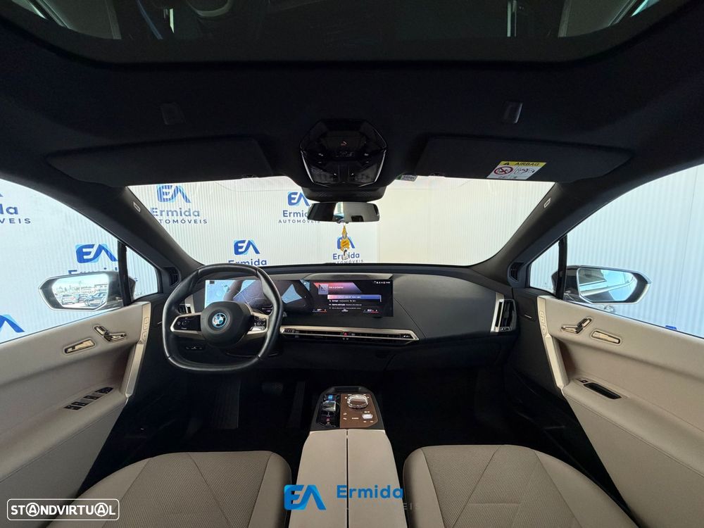 BMW iX xDrive 40 Pack Desportivo - 17