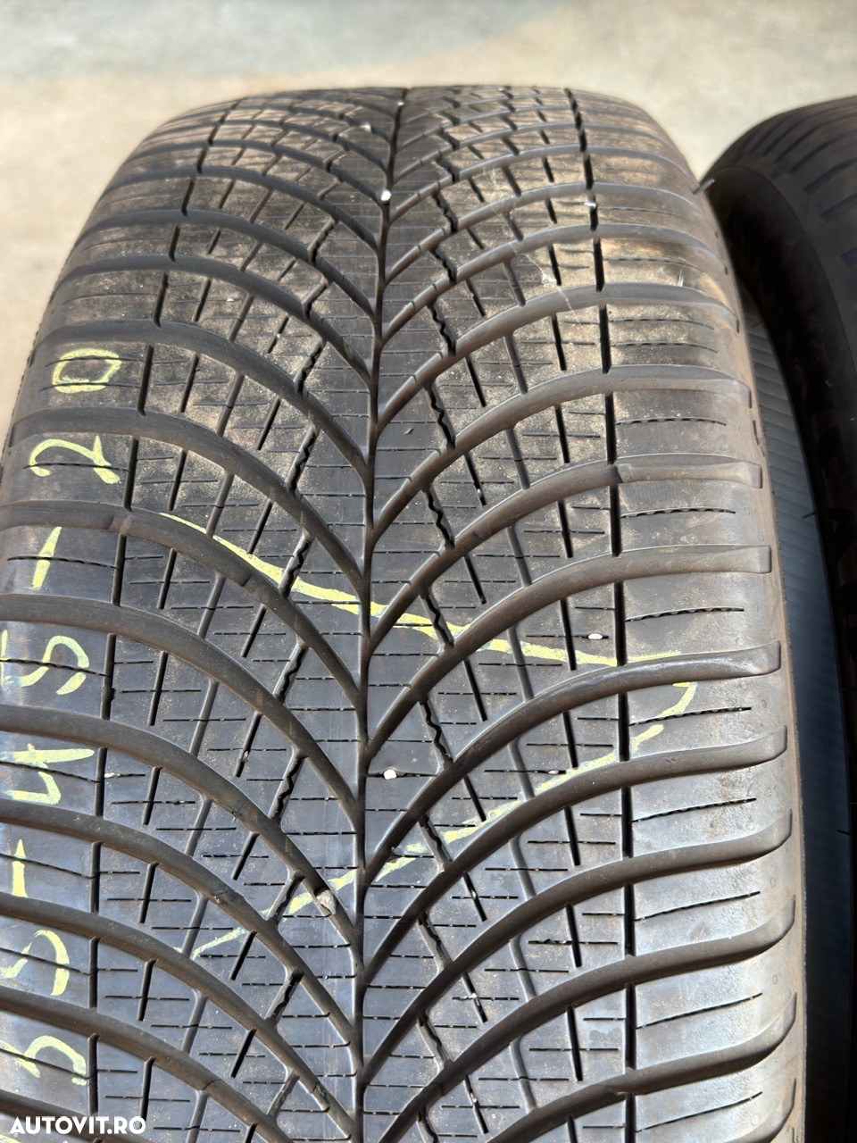 Vând 2 anvelope 235/45/20 goodyear allseason ca noi - 2