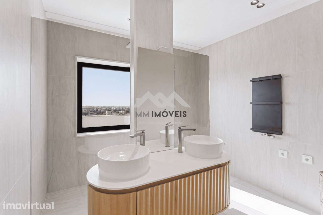 Penthouse T4 Renovada | Terraços | 2 Suítes | 3 Lugares Garagem | Para - Grande imagem: 3/26