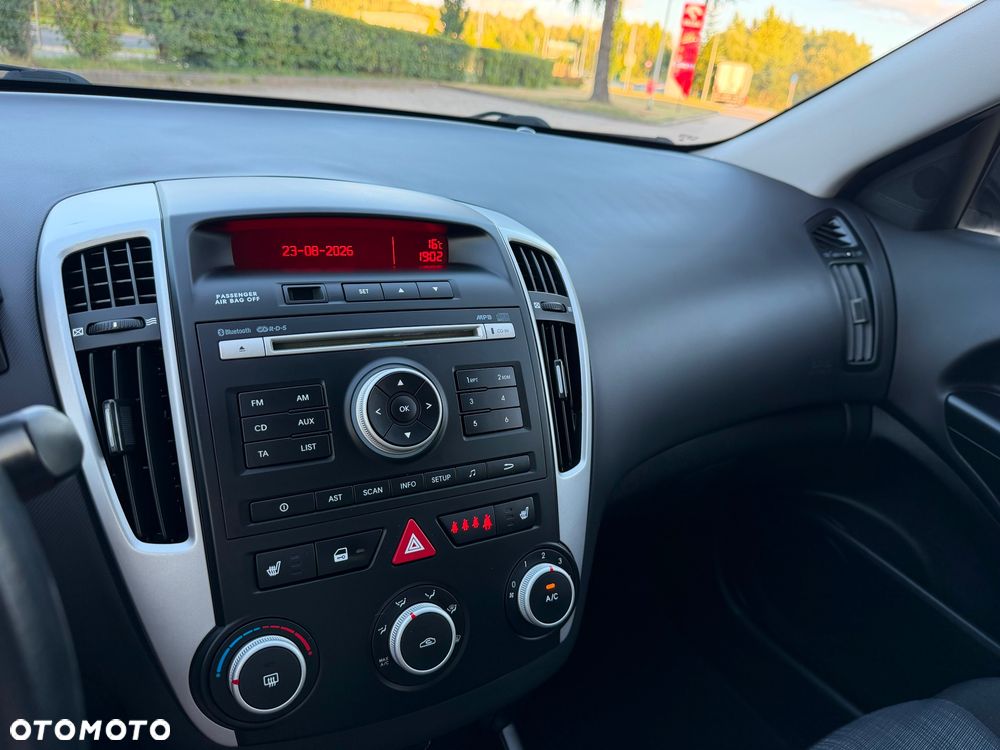 Kia Ceed 1.6 CVVT Dream-Team Edition - 12