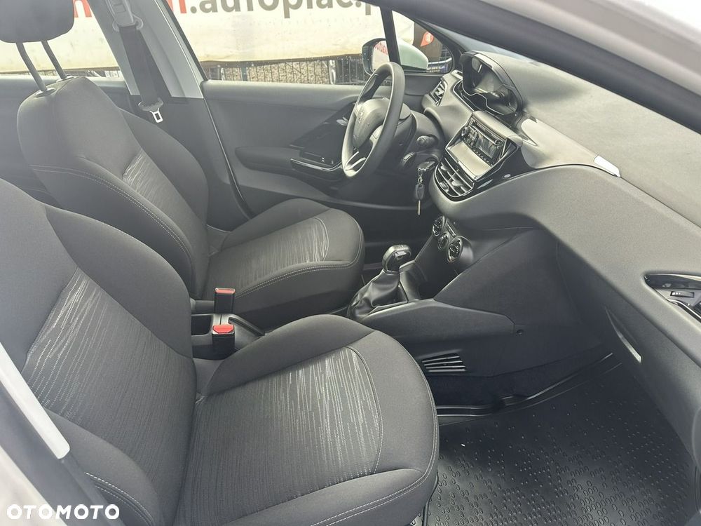Peugeot 208 - 16