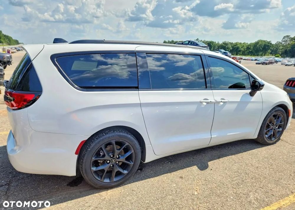 Chrysler Pacifica - 4