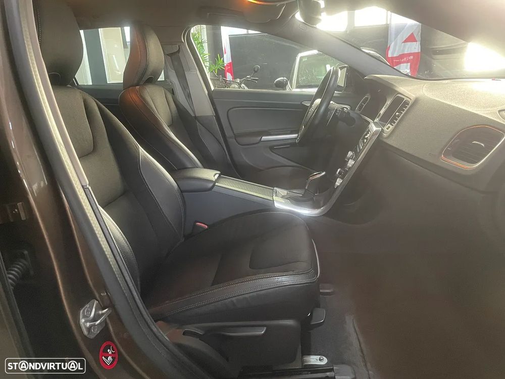 Volvo V60 Cross Country 2.0 D3 Momentum Geartronic - 11