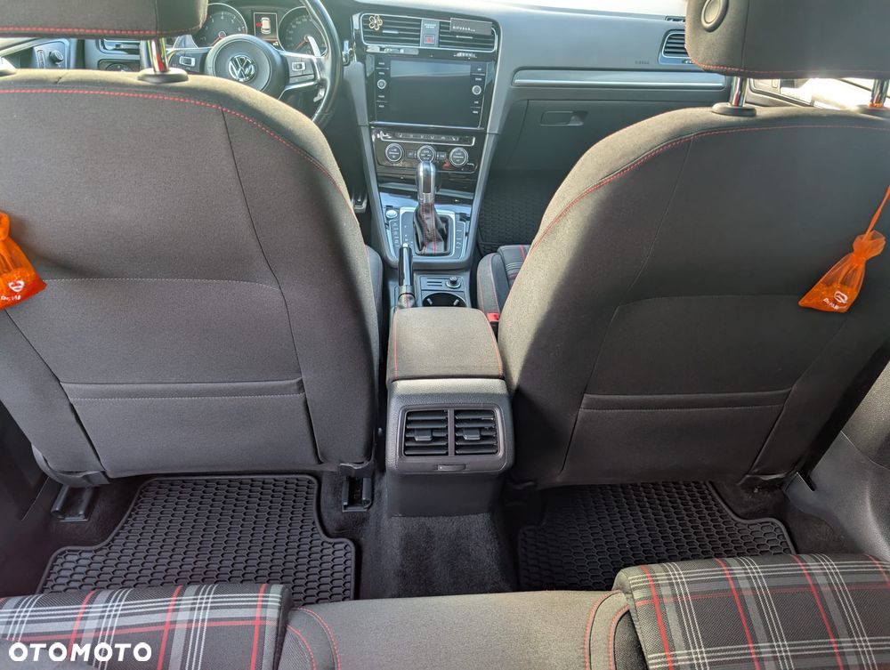 Volkswagen Golf - 24