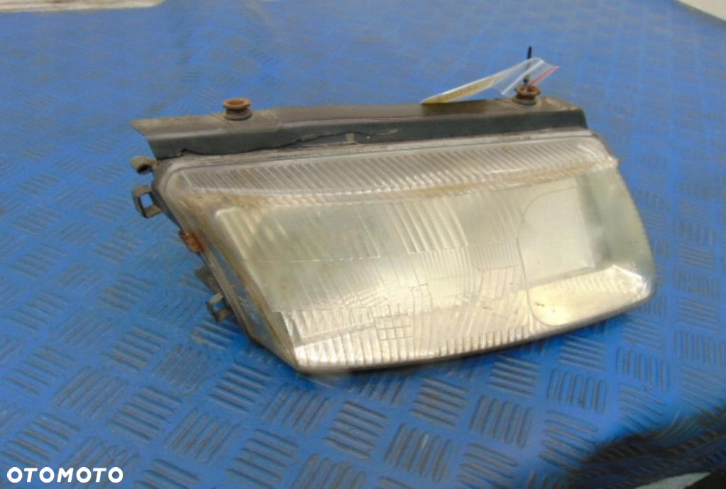 VOLKSWAGEN PASSAT B5 REFLEKTOR PRAWY STAN WIDOCZNY NA ZDJĘCIU - 3