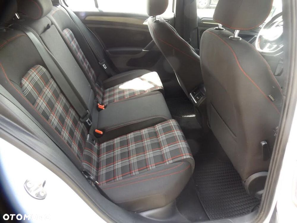 Volkswagen Golf - 18