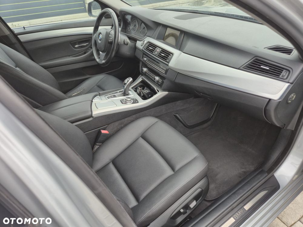 BMW Seria 5 525d xDrive Luxury Line - 17