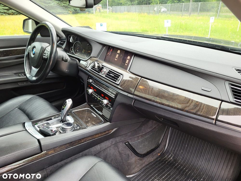 BMW Seria 7 740i Edition Exclusive - 6