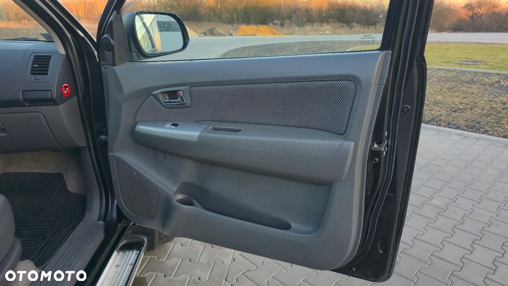 Toyota Hilux 2.5 D-4D SR - 11