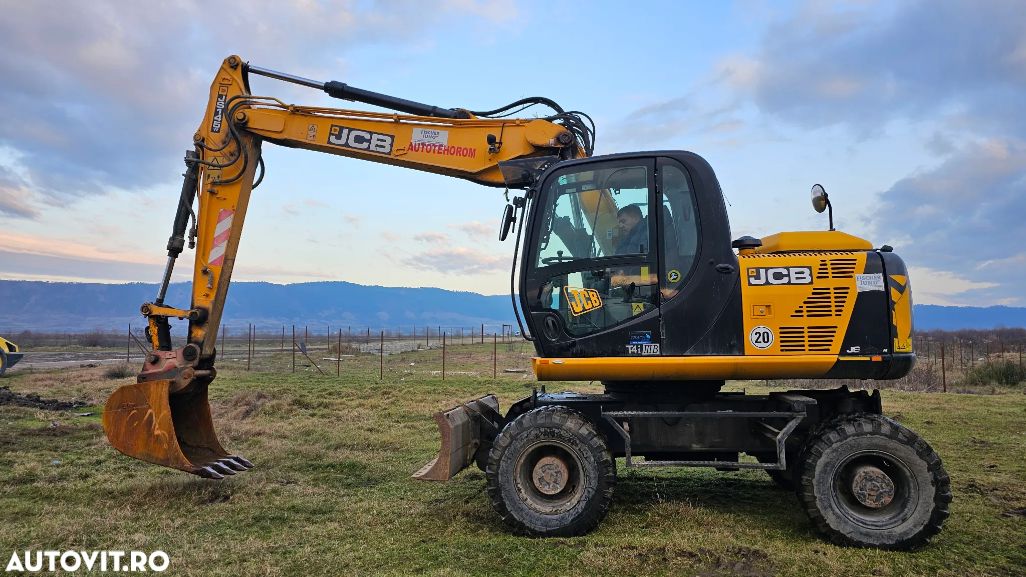 JCB JS 145 W Excavator pe roti - 10