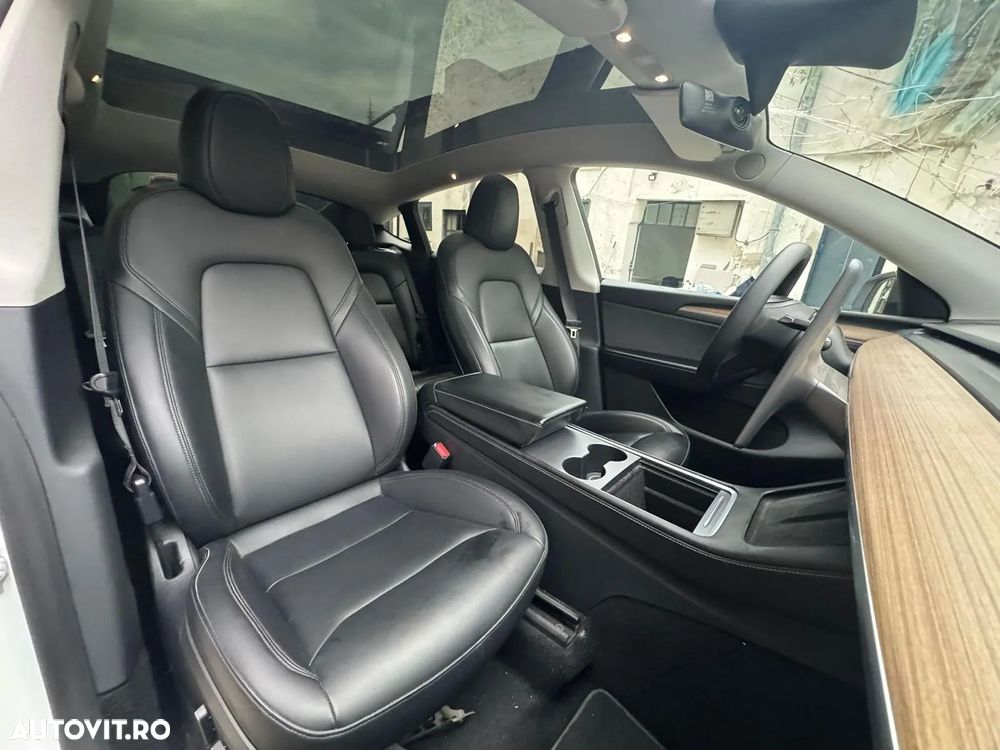 Tesla Model Y Long Range - 38