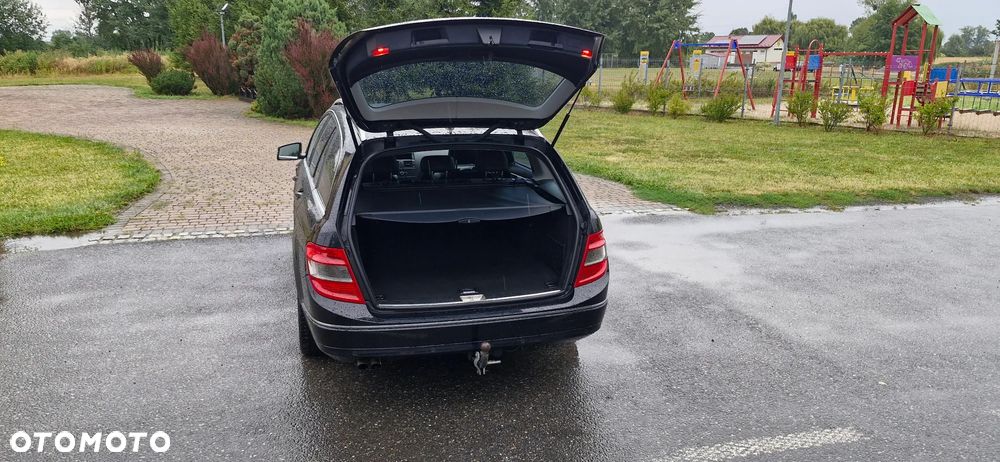 Mercedes-Benz Klasa C 180 CGI Automatik BlueEFFICIENCY Avantgarde - 33