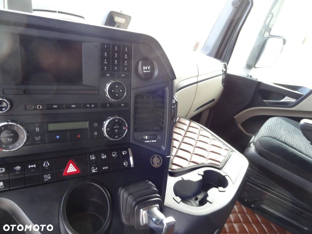 Mercedes-Benz ACTROS - 11
