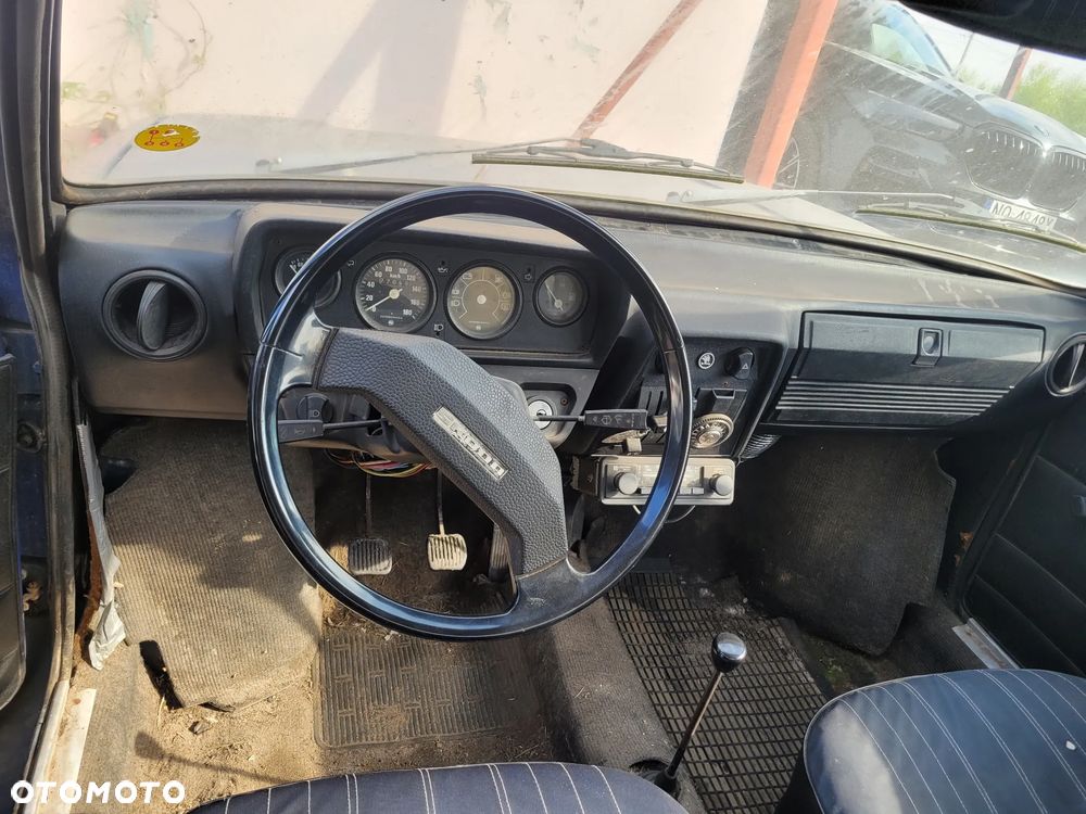 SKODA 105L fotel fotele kanapa deska kokpit podsufitka boczek boczki klamka podłokietnik licznik prędkościomierz panel - 2