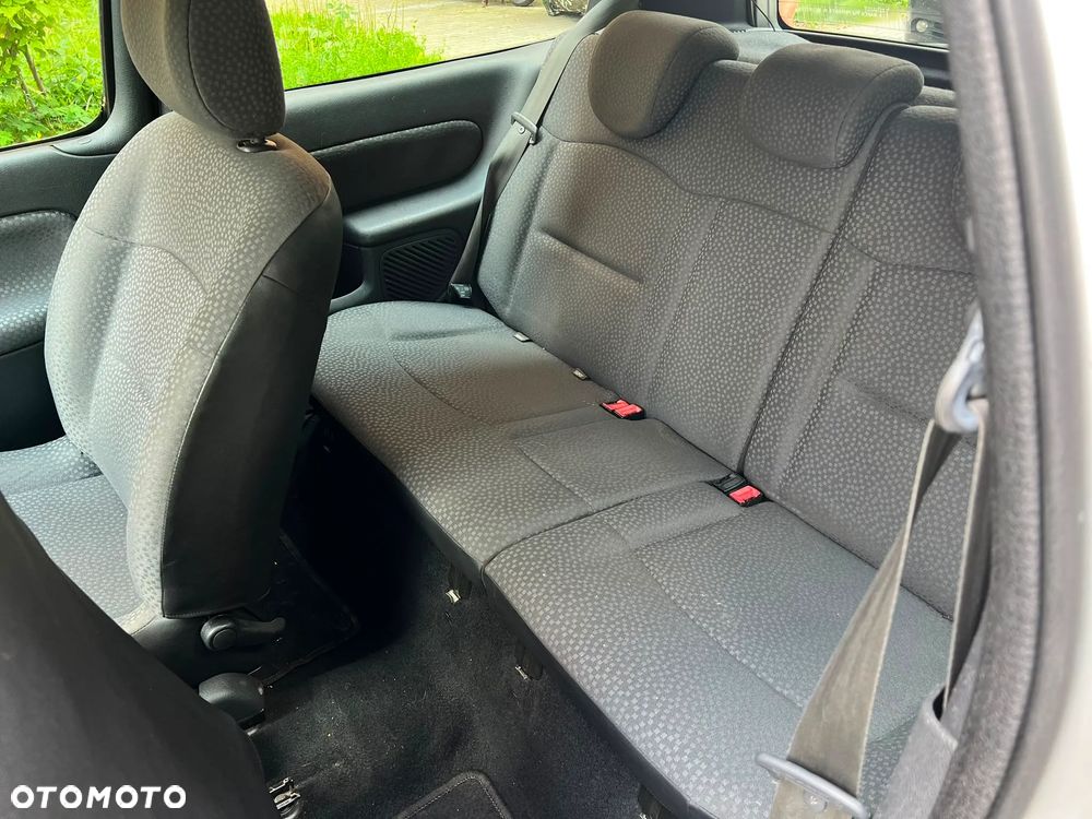 Renault Clio 1.2 16V Campus - 11