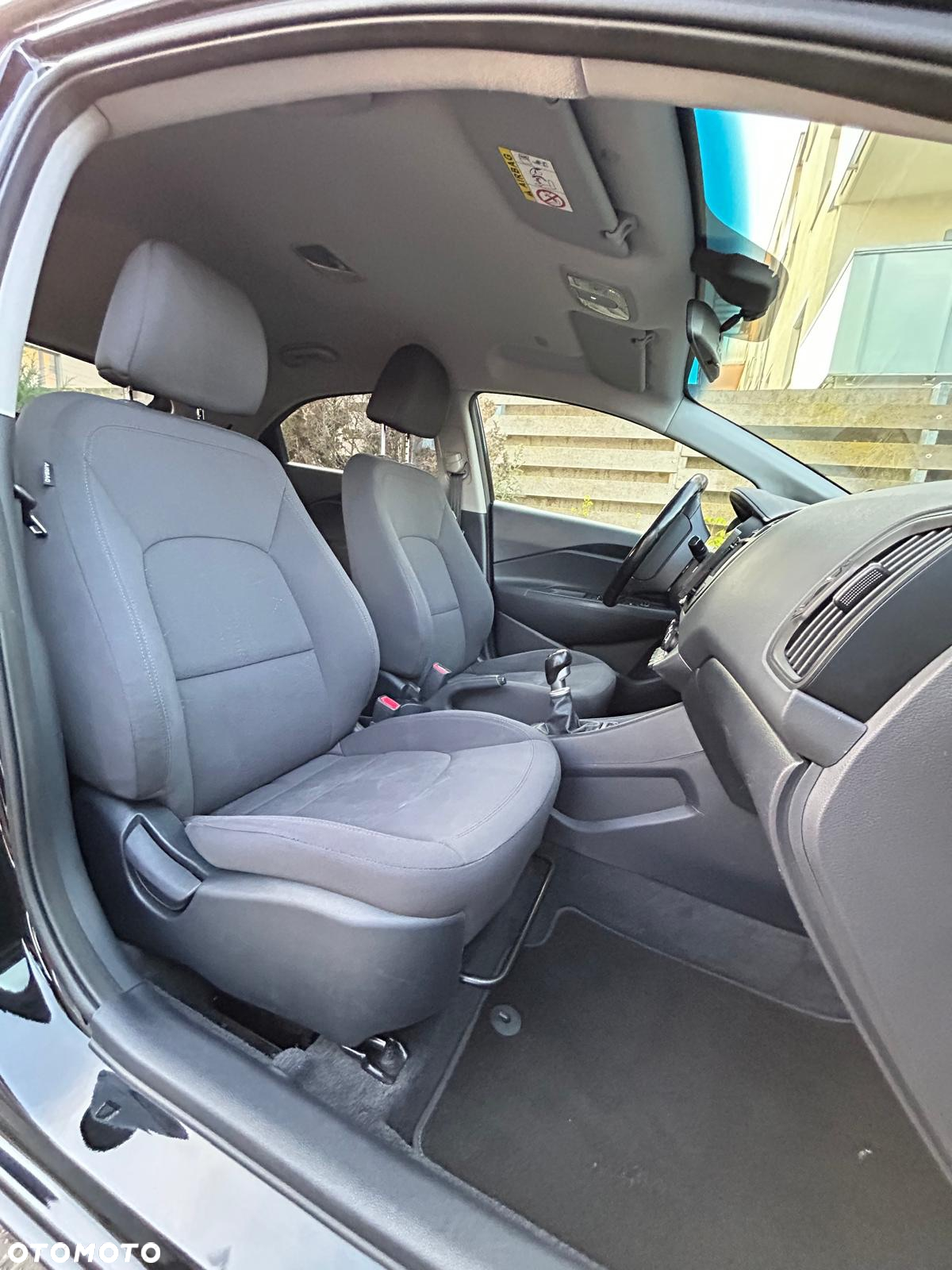 Kia Rio 1.4 L - 5