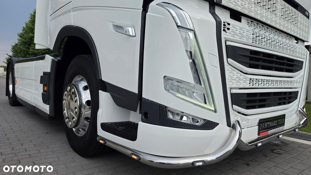 Volvo ///FH///500///2023/// GLOBETROTTER///XXL///FULLLED/// VIRTUAL COCPIT///KLIMATYZACJA POSTOJOWA///ALUFELGI///RADARY/// KAMERA///WYŚWIETLACZ OBCIĄŻENIA/// ZABUDOWY MIĘDZYOSIOWE/// STAN BARDZO DOBRY - 17