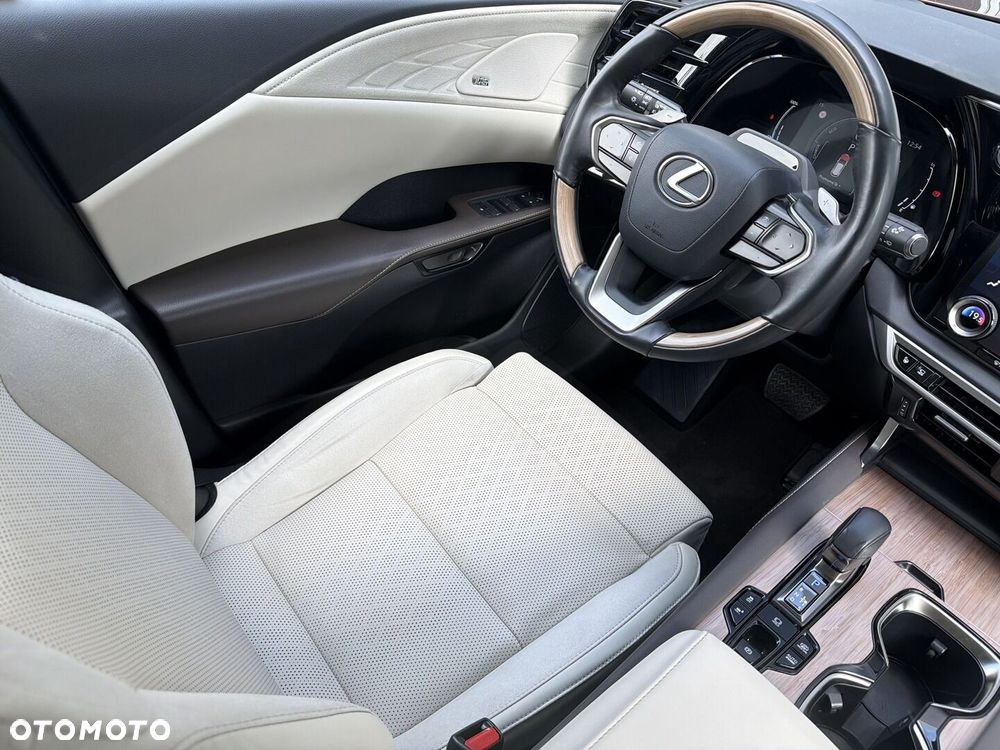 Lexus RX 450h+ Omotenashi - 13