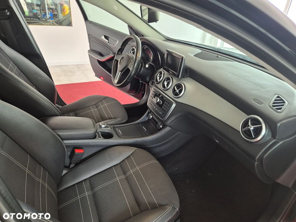 Mercedes-Benz GLA 200 7G-DCT - 10