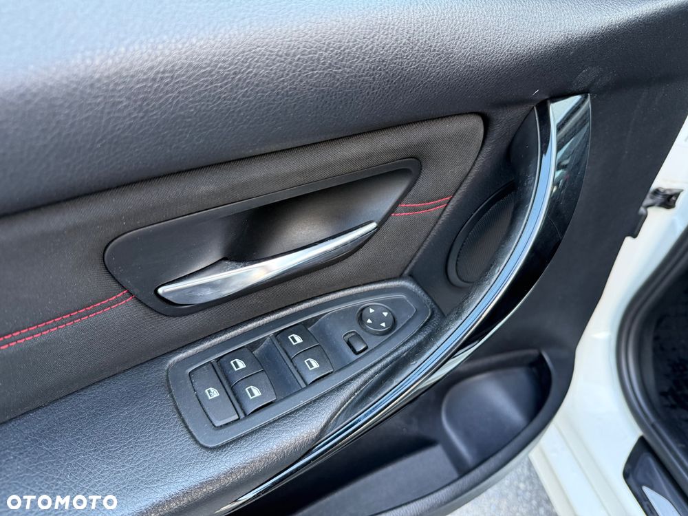 BMW Seria 3 320d DPF Touring Edition Sport - 16