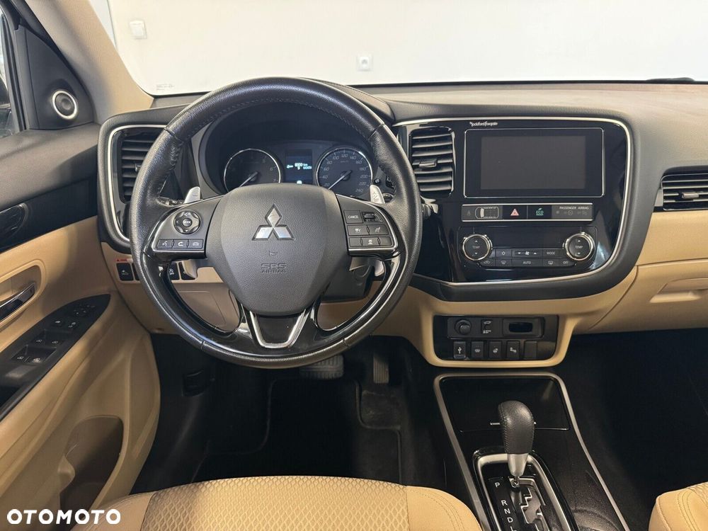 Mitsubishi Outlander - 11