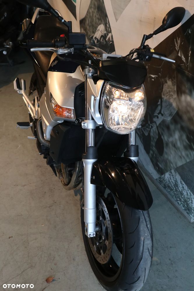 Suzuki GSR - 16