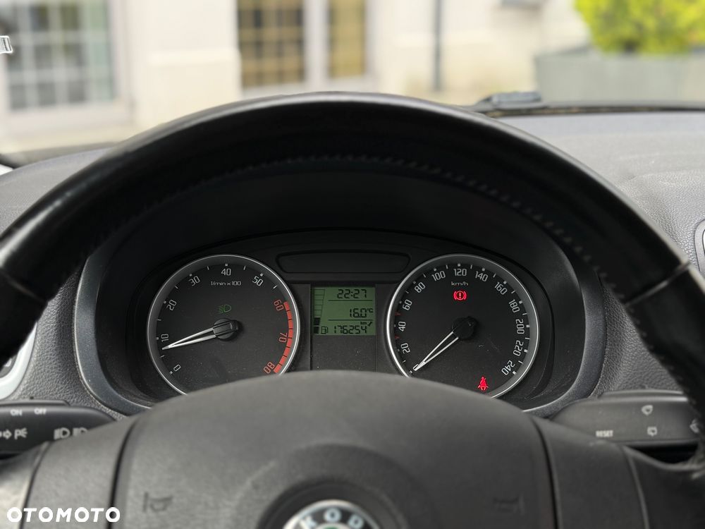Skoda Roomster 1.4 MPI Elegance PLUS EDITION - 7