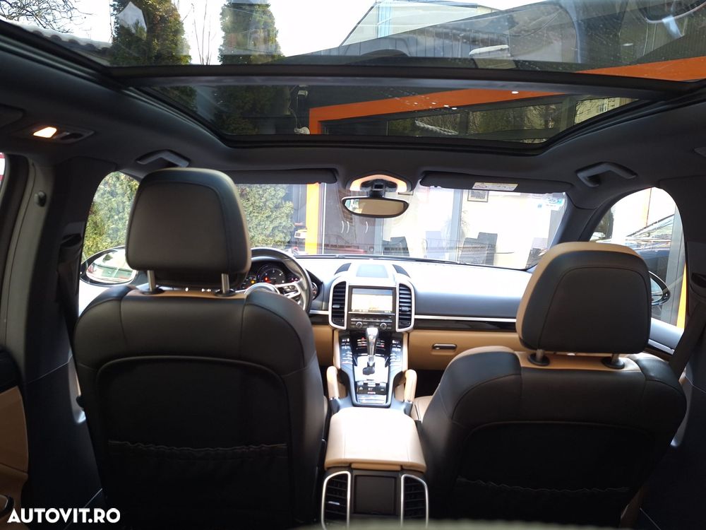 Porsche Cayenne 3.0 L - 12