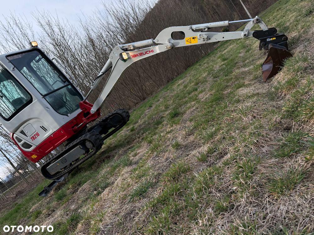 Takeuchi TB216  Koparka Gąsienicowa 2 tony. Długie ramie plus! Zaledwie 1000 mtg. DEKRA aktualna do 2026r. Rozsuwane Hydr. podwozie! Z Gospodarstwa Norweskiego! Zero luzów i wycieków. Maszyna jak Nowa z Salonu! 2017rok. Pełna Dokumentacja. Gąsienice bez zużycia! Łyżka Skarpowa! Szybkozłącze! Szybka wolna jazda. Radio Usb nagłośnienie. Po serwisach. Okazja Wyjscia Hydrauliczne. Silnik Yanmar 3cyl. skrętne ramię! - 7