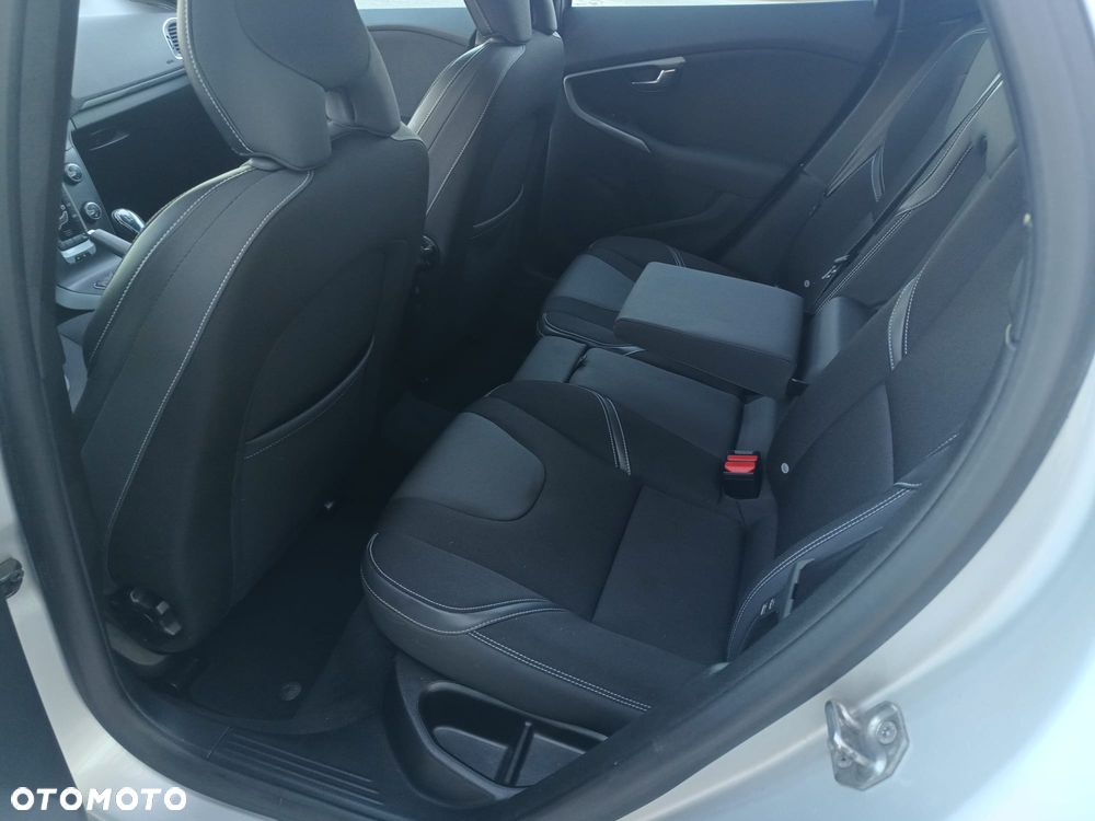Volvo V40 D4 Momentum - 24
