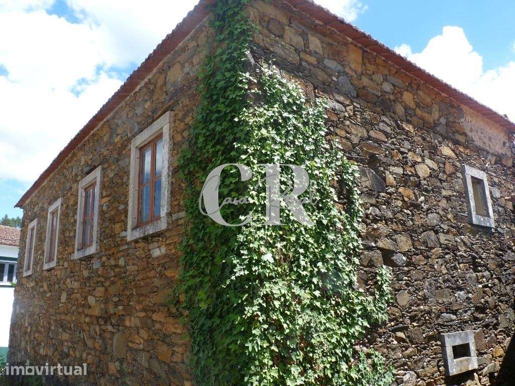 Casa em pedra para restaurar com pátio privado e jardim em Pedrógão Gr - Grande imagem: 4/60