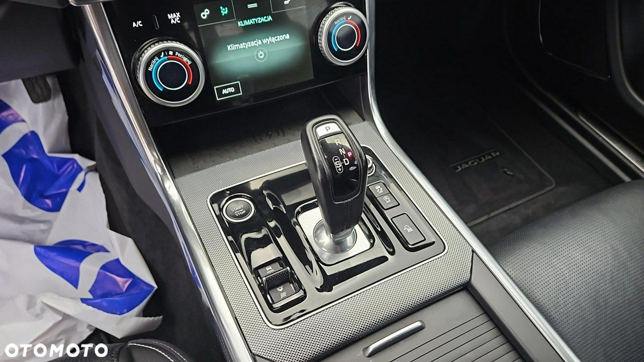 Jaguar XE 2.0 P250 R-Dynamic S - 15