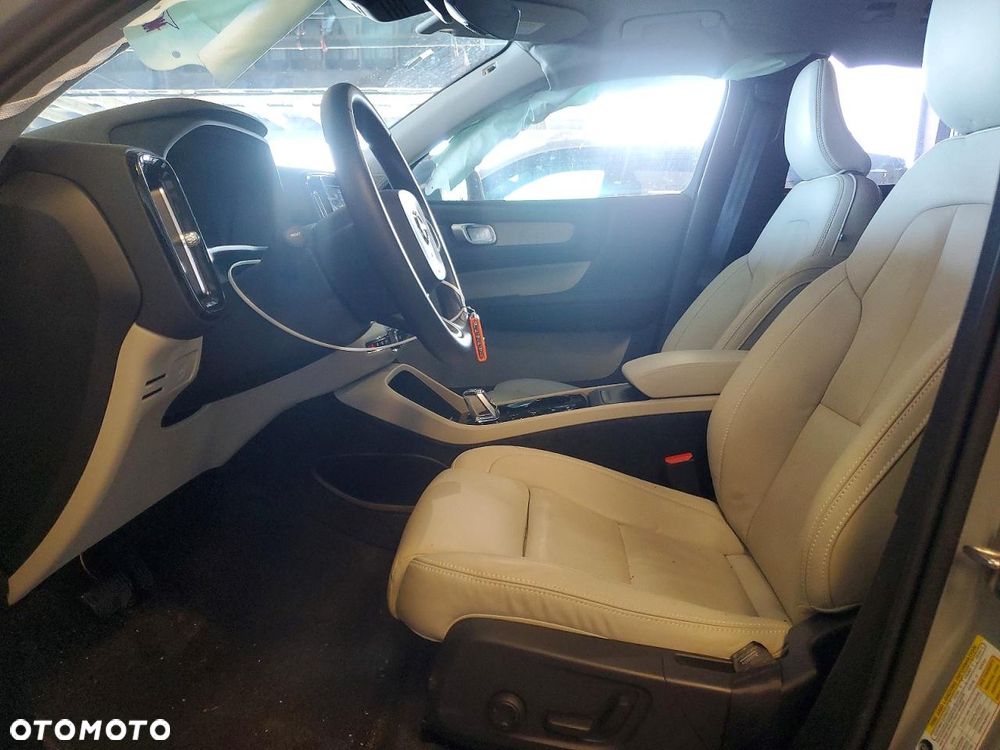 Volvo XC 40 B5 B AWD Momentum Pro - 8