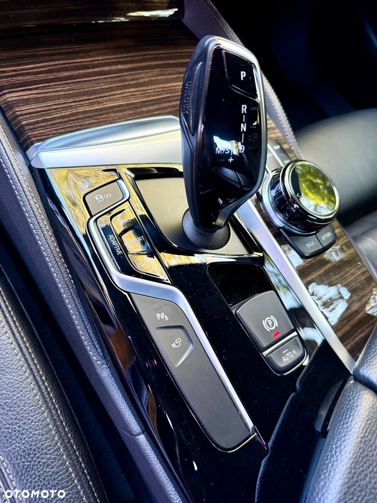 BMW Seria 5 M550i xDrive - 23