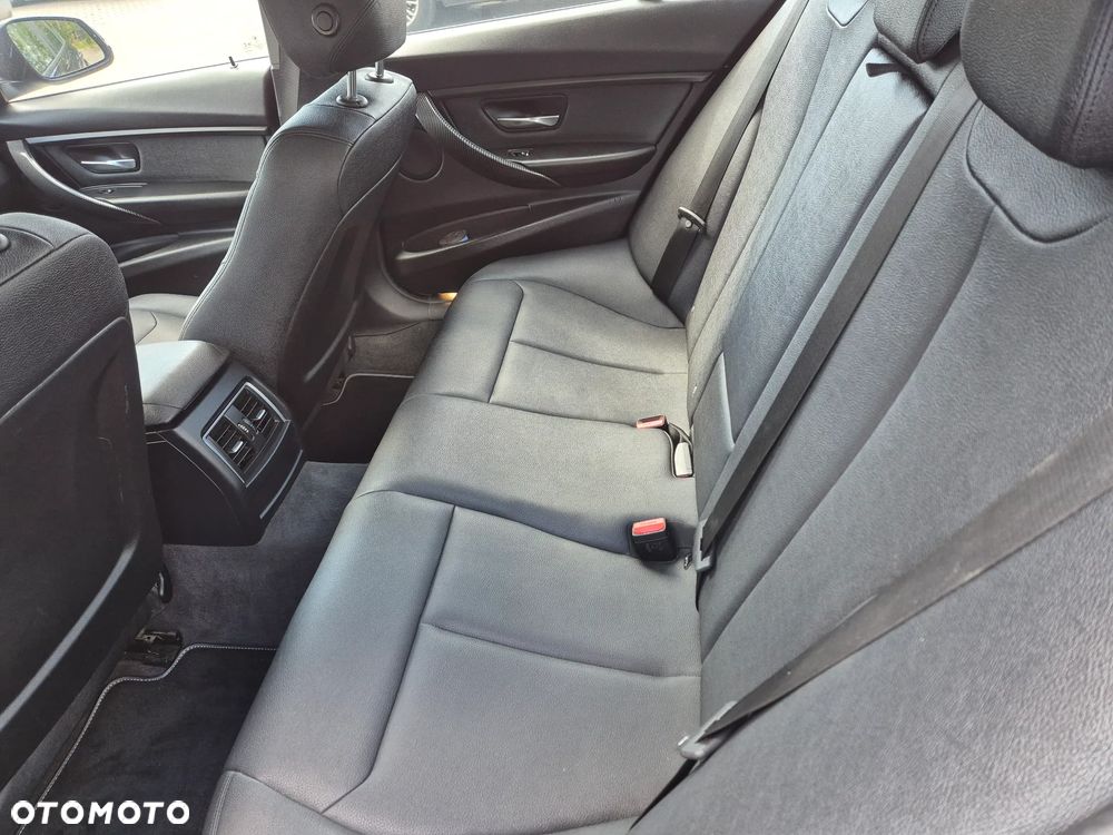 BMW Seria 3 320i - 15