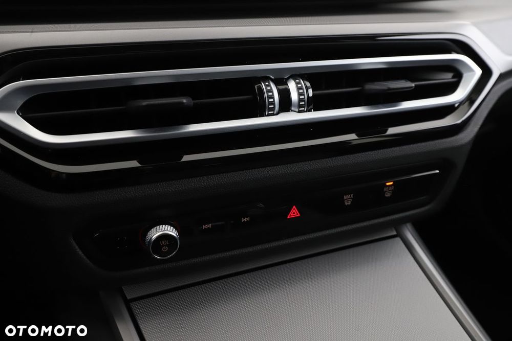 BMW Seria 3 318d mHEV - 26